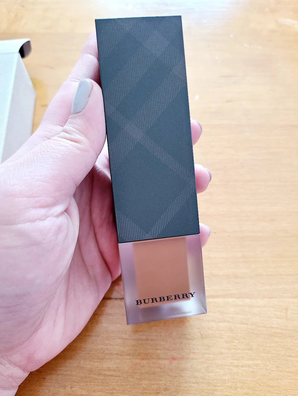 Burberry Foundation Fluid in Beige-Tan